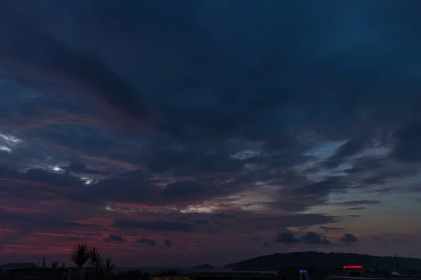 Antecedentes paisaje urbano de la ciudad de Kota Kinabalu al atardecer, Malasia . —  Fotos de Stock