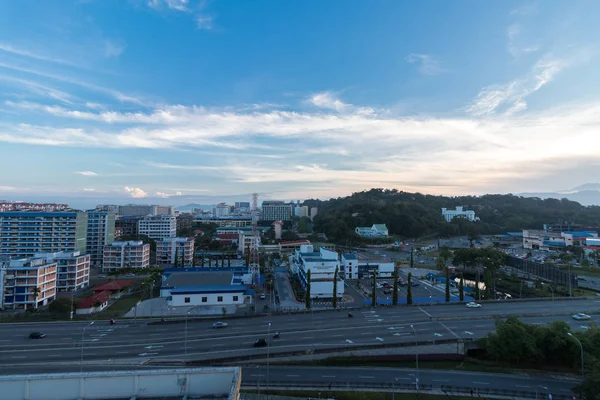 Cenário paisagem urbana da cidade de Kota Kinabalu ao pôr do sol, Malásia . — Fotografia de Stock