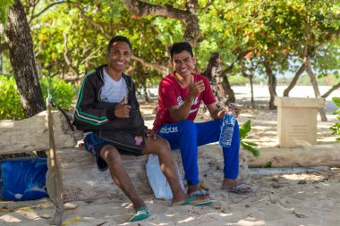 Bali, Endonezya - 23 Nisan 2017: Nusa Dua beach, tropikal Bali Adası, Endonezya Endonezya balıkçılar çocuklar.