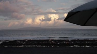 Tropikal plaj gün batımında. Gece sahne sihirli ada Bali, Endonezya. Geceleri cennet.