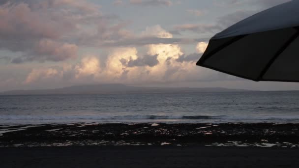 Spiaggia tropicale al tramonto. Scena notturna dell'isola magica di Bali, Indonesia. Paradiso di notte . — Video Stock