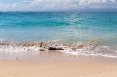 Okyanus dalgaları sihirli Bali Adası, Endonezya'nın tropikal bir plajda.