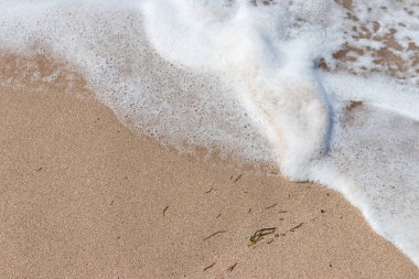 Okyanus dalgaları sihirli Bali Adası, Endonezya'nın tropikal bir plajda.