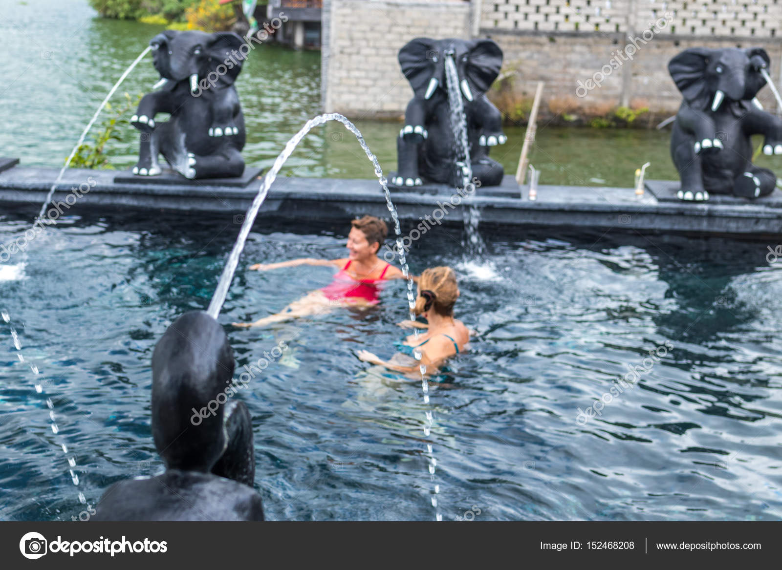 Une fille avec sa mignonne petite fille dans l eau  Photo 