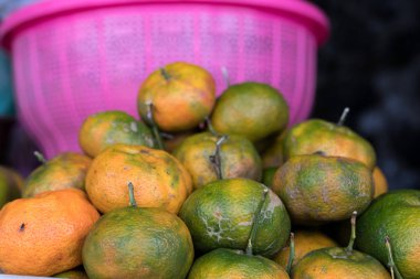 Taze mandarin portakal yerel gıda organik pazarda, Bali Adası, Endonezya.
