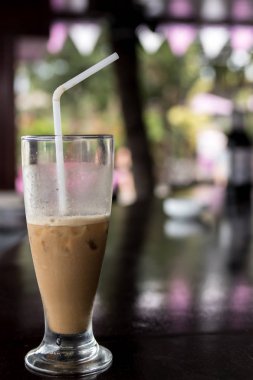 Buzlu kahve veya caffe latte havuz barda kapatın. Bali Adası, Endonezya.