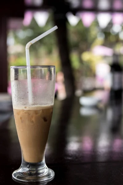 Кофе со льдом или латте в баре у бассейна. Бали, Индонезия . — стоковое фото