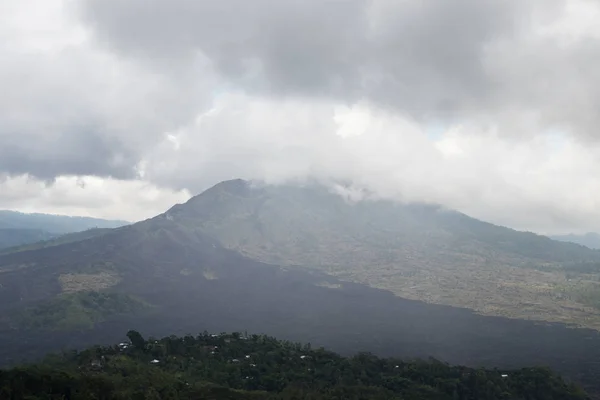 Clima nublado en las montañas, nublado y niebla. Isla tropical de Bali, Volcán Batur, Indonesia . —  Fotos de Stock