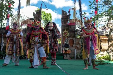 Bali, Endonezya - 5 Mayıs 2017: Bali, Endonezya Barong dance. Barong Ramayana Hintçe büyük destanları dayalı Bali dini bir danstır.