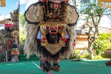 Bali, Endonezya - 5 Mayıs 2017: Bali, Endonezya Barong dance. Barong Ramayana Hintçe büyük destanları dayalı Bali dini bir danstır.