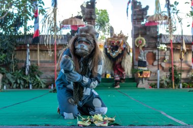 Bali, Endonezya - 5 Mayıs 2017: Bali, Endonezya Barong dance. Barong Ramayana Hintçe büyük destanları dayalı Bali dini bir danstır.