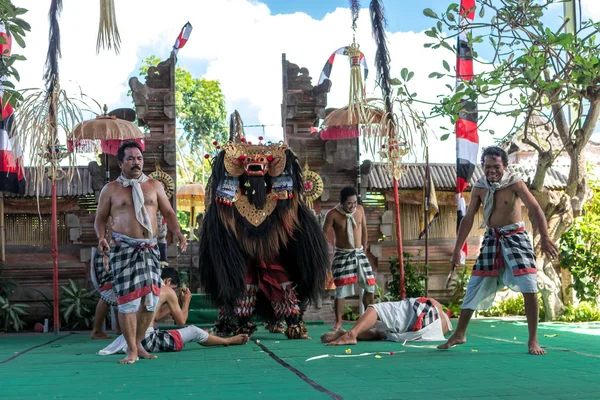 BALI, INDONESIA - MAY 5, 2017: Barong dance on Bali, Indonesia. Barong is a religious dance in Bali based on the great Hindi epics of Ramayana. — Stock Photo, Image