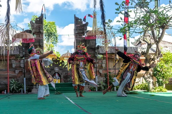 BALI, INDONESIA - 5 DE MAYO DE 2017: Baile Barong en Bali, Indonesia. Barong es una danza religiosa en Bali basada en las grandes epopeyas hindúes del Ramayana. . —  Fotos de Stock