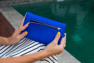 Lüks moda yılan derisi python cüzdan kadın elinde açık havada, Yüzme Havuzu, Bali ateş.