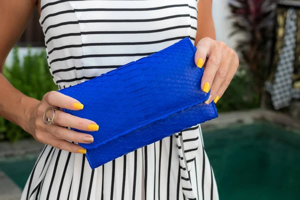 Lüks moda yılan derisi python cüzdan kadın elinde açık havada, Yüzme Havuzu, Bali ateş.