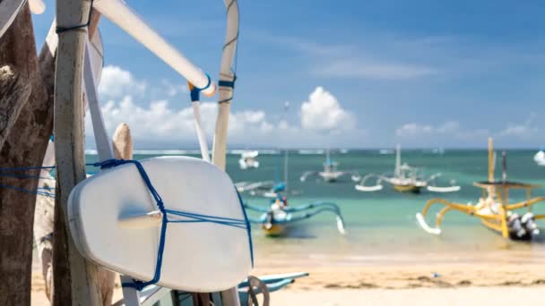 4k Zeitraffer des Surfbretts am Strand. Fischerboote im Hintergrund. tropische Insel bali, Indonesien. keine Menschen. — Stockvideo