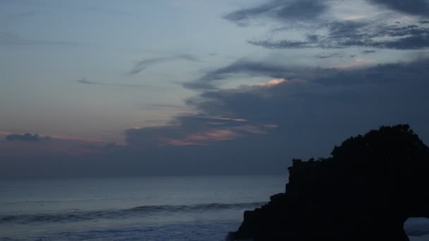 Prachtige zee kust rotsen kliffen Sunset Beach golven verpletterende zon schijnt vakantie, schoonheid zomer Concept. Bali eiland, Indonesië. — Stockvideo