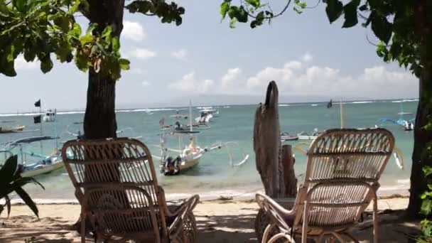 Lugar de vacaciones para parejas: hermosa escena tropical de playa vacía con dos sillas, perfecta para amantes y parejas o fondos de vídeo para una escapada romántica. Isla tropical Bali, Indonesia . — Vídeos de Stock