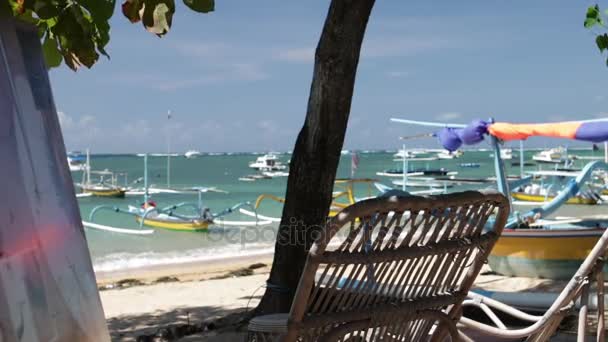 Semester plats för par - vackra tropiska Töm strandmotiv med två stolar, perfekt för älskare och par eller romantisk semester video bakgrunder. Tropiska ön Bali, Indonesien. — Stockvideo