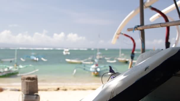 Surfovací prkno na Sanur beach, tropický ostrov Bali, Indonésie. Sport, surfování, pláž, vlny, oceán, ráj, žádní lidé. — Stock video