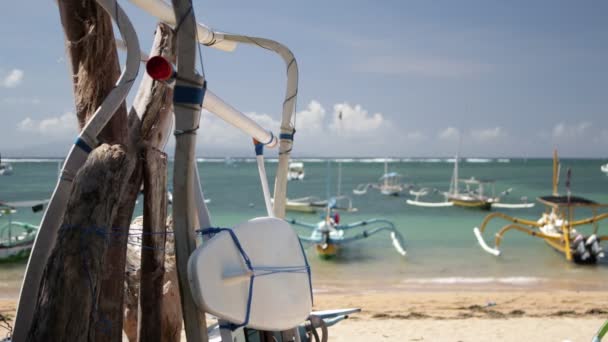 Surfbräda på Sanur stranden, tropiska ön Bali, Indonesien. Sport, surfing, strand, vågor, ocean, paradise, inga människor. — Stockvideo