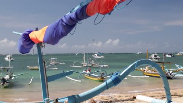 Barcos de pesca en una isla tropical paradisíaca Bali. Playa de Sanur, Indonesia . — Vídeo de stock