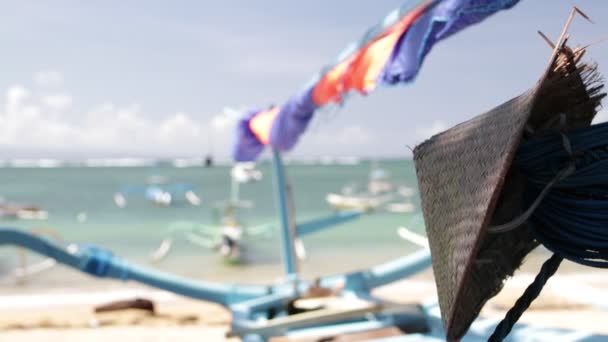 Fiskebåtar på en tropisk paradis ön Bali. Stranden i Sanur, Indonesien. — Stockvideo