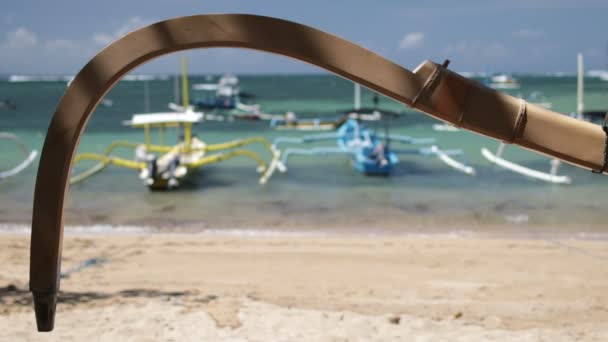 Barcos de pesca en una isla tropical paradisíaca Bali. Playa de Sanur, Indonesia . — Vídeos de Stock