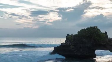 Rock ve örgüler yakın Pura Tanah çok Hindu tapınağı, Tabanan, Bali, Endonezya. 4 k zaman atlamalı.