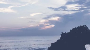 Rock ve örgüler yakın Pura Tanah çok Hindu tapınağı, Tabanan, Bali, Endonezya. 4 k zaman atlamalı.