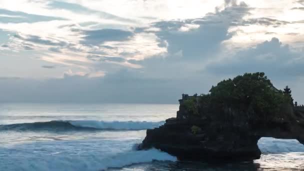 Rock és a sző a közelében Pura Tanah Lot Hindu templom, Tabanan, Bali, Indonézia. 4 k idő telik el. — Stock videók
