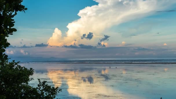 4K Timelapse de la hermosa puesta de sol durante la marea baja en la playa de Sanur en la isla tropical exótica Bali, Indonesia . — Vídeos de Stock