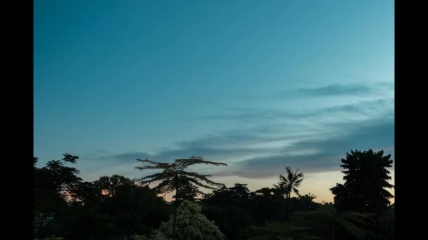 Lapso de tiempo de 4 k de puesta de sol en el paraíso tropical de isla de Bali, Indonesia. — Vídeo de stock