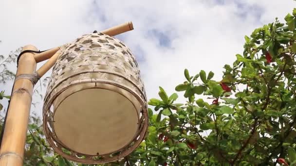 Tropische houten lamp op het strand. Hemelachtergrond. Exotisch eiland Bali, Indonesië. — Stockvideo