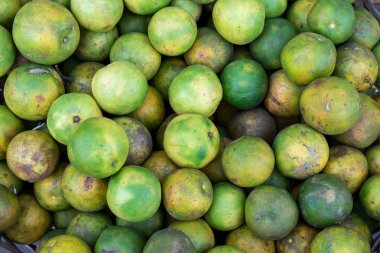Bir organik gıda pazarında tropikal Bali Adası, Endonezya'nın taze mandarin portakal. Mandalina arka plan.