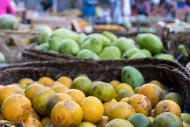 Bir organik gıda pazarında tropikal Bali Adası, Endonezya'nın taze mandarin portakal. Mandalina arka plan.