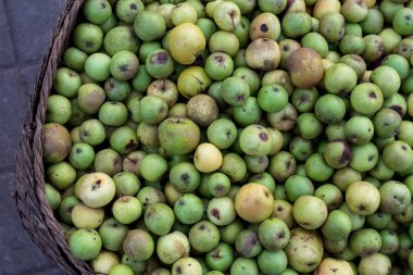 Yeşil elma tropikal Bali Adası, Endonezya'nın organik geleneksel gıda piyasada. Sukawati Pazar. Elma arka plan.