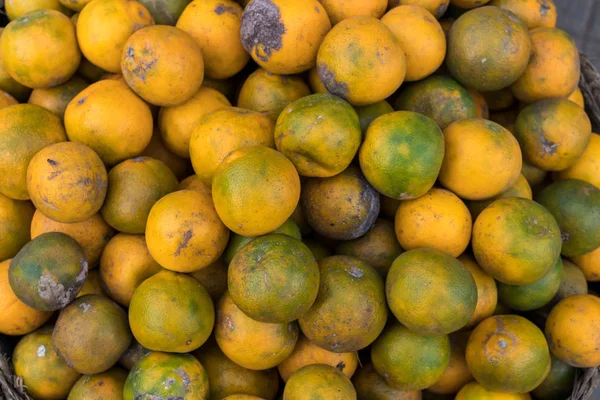 Свежие мандаринские апельсины на рынке экологически чистых продуктов питания тропического острова Бали, Индонезия. Мандаринский фон . — стоковое фото