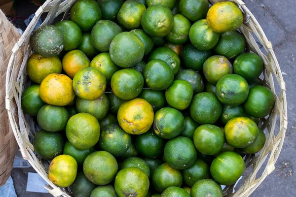 Naranjas frescas de mandarina en un mercado de alimentos orgánicos de la isla tropical de Bali, Indonesia. Fondo de mandarín . — Foto de Stock