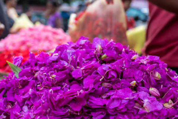 Canang sari flores fondo, mercado balinés tradicional, Bali, Indonesia . —  Fotos de Stock