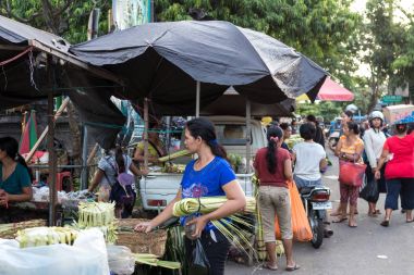 Bali, Endonezya - 12 Mayıs 2017: Bali Adası, Endonezya geleneksel organik gıda pazarı.