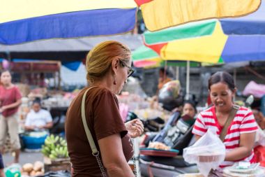 Bali, Endonezya - 12 Mayıs 2017: Bali Adası, Endonezya geleneksel organik gıda pazarı.