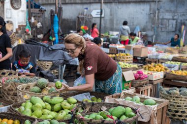 Bali, Endonezya - 12 Mayıs 2017: Bali Adası, Endonezya geleneksel organik gıda pazarı.