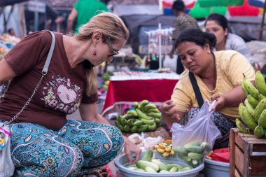 Bali, Endonezya - 12 Mayıs 2017: Bali Adası, Endonezya geleneksel organik gıda pazarı.