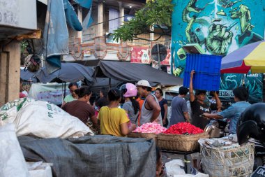 Bali, Endonezya - 12 Mayıs 2017: Bali Adası, Endonezya geleneksel organik gıda pazarı.