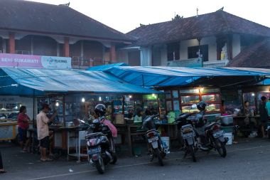 Bali, Endonezya - 12 Mayıs 2017: Bali Adası, Endonezya geleneksel organik gıda pazarı.