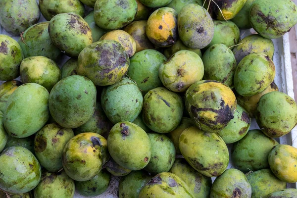 Свежие органические фрукты манго на традиционном рынке острова Бали, Сукавати, Индонезия . — стоковое фото