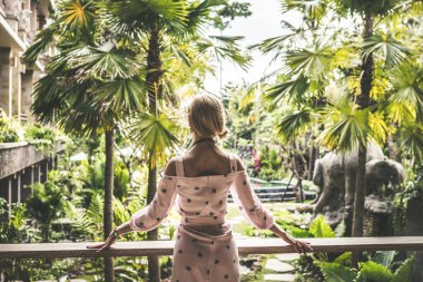 Genç seksi Ukrayna kız lüks resort Villa bir tropik adada Bali, Endonezya.