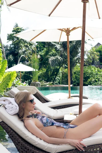 Sexy mooie vrouw zonnebaden in zwembad. Model van de luxe bij het zwembad. — Stockfoto