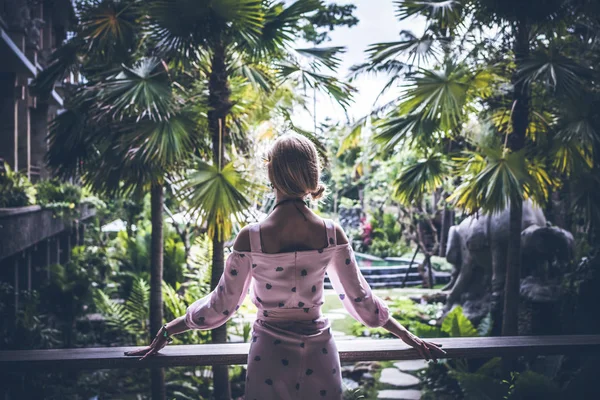 Jonge sexy Oekraïne meisje in luxe resort villa op een tropisch eiland Bali, Indonesië. — Stockfoto
